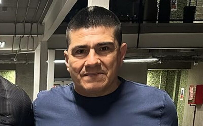 Primer plano a Marcelo Vega con cara de seriedad.