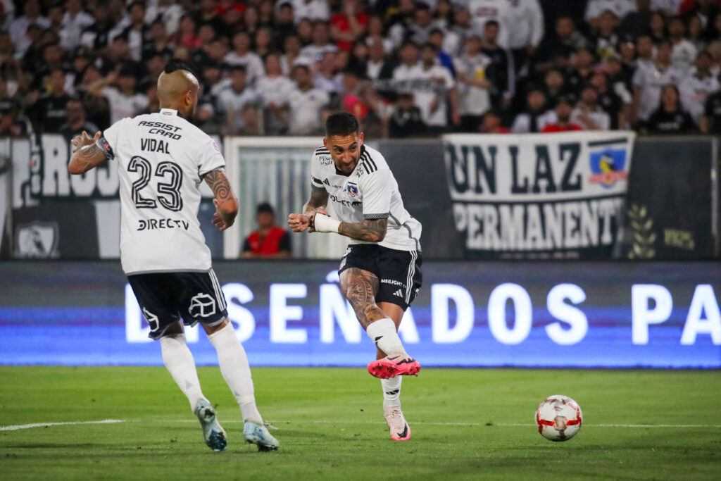El jugador de Colo Colo Javier Correa es fotografiado contra Universidad Catolica durante el partido de primera division disputado en el estadio Monumental.