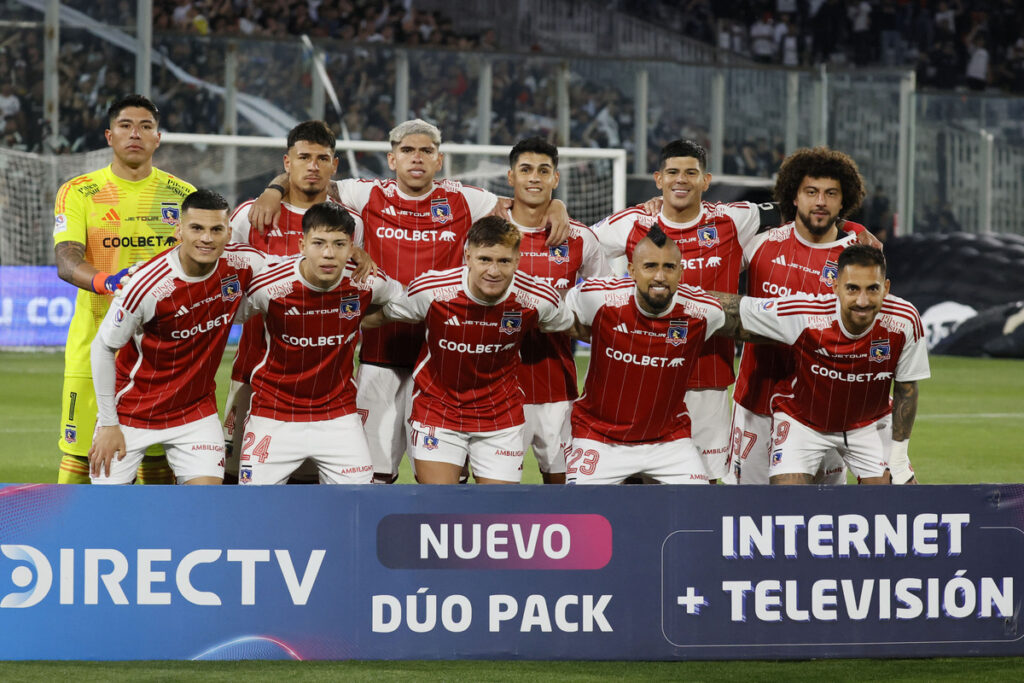 Jugadores de Colo-Colo posando para una foto.