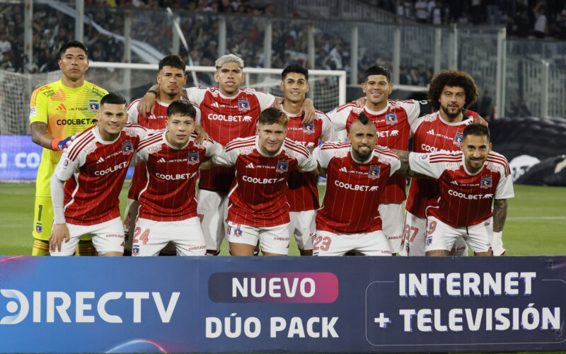 Jugadores de Colo-Colo posando para una foto.