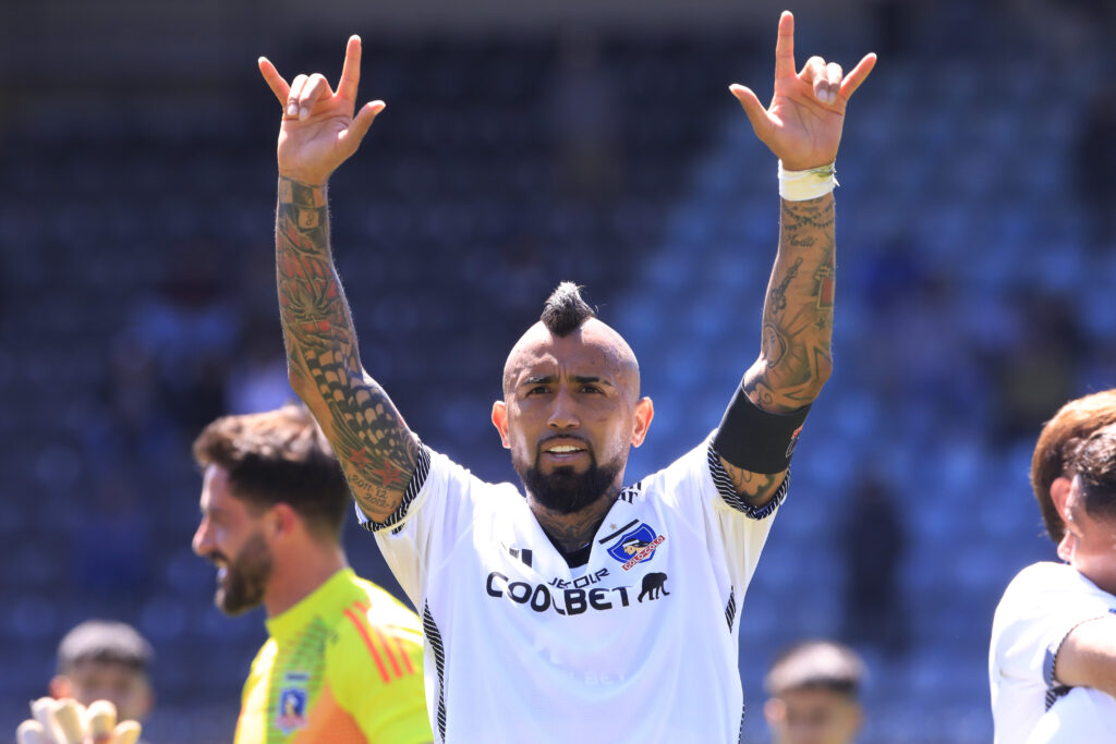 Arturo Vidal saludando al público de Colo-Colo.