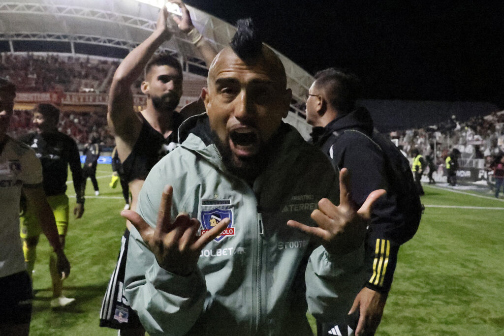 Futbol, Union La Calera vs Colo Colo.
Fecha 25, campeonato Nacional 2024.
El jugador de Colo Colo Arturo Vidal celebra el triunfo contra Union La Calera tras el partido de primera division disputado en el estadio Nicolas Chahuan de La Calera, Chile.
16/10/2024
Andres Pina/Photosport

Football, Union La Calera vs Colo Colo.
25th round, 2024 National Championship.
Colo Colo's player Arturo Vidal celebrates a victory  against Union La Calera after a first division match at the Nicolas Chahuan stadium in La Calera, Chile.
16/10/2024
Andres Pina/Photosport