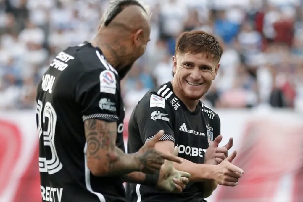 Leonardo Gil junto a Arturo Vidal celebrando un gol con Colo-Colo.