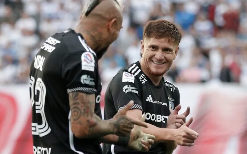 Leonardo Gil junto a Arturo Vidal celebrando un gol con Colo-Colo.