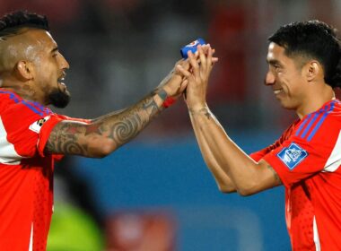 Arturo Vidal y Luciano Cabral dándose las manos en el partido de la Selección Chilena frente a Venezuela.