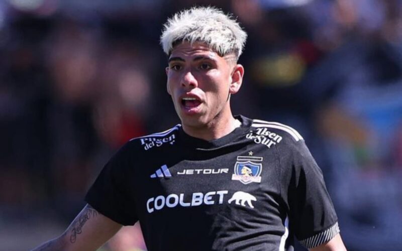 Primer plano a Carlos Palacios con la camiseta negra de Colo-Colo.