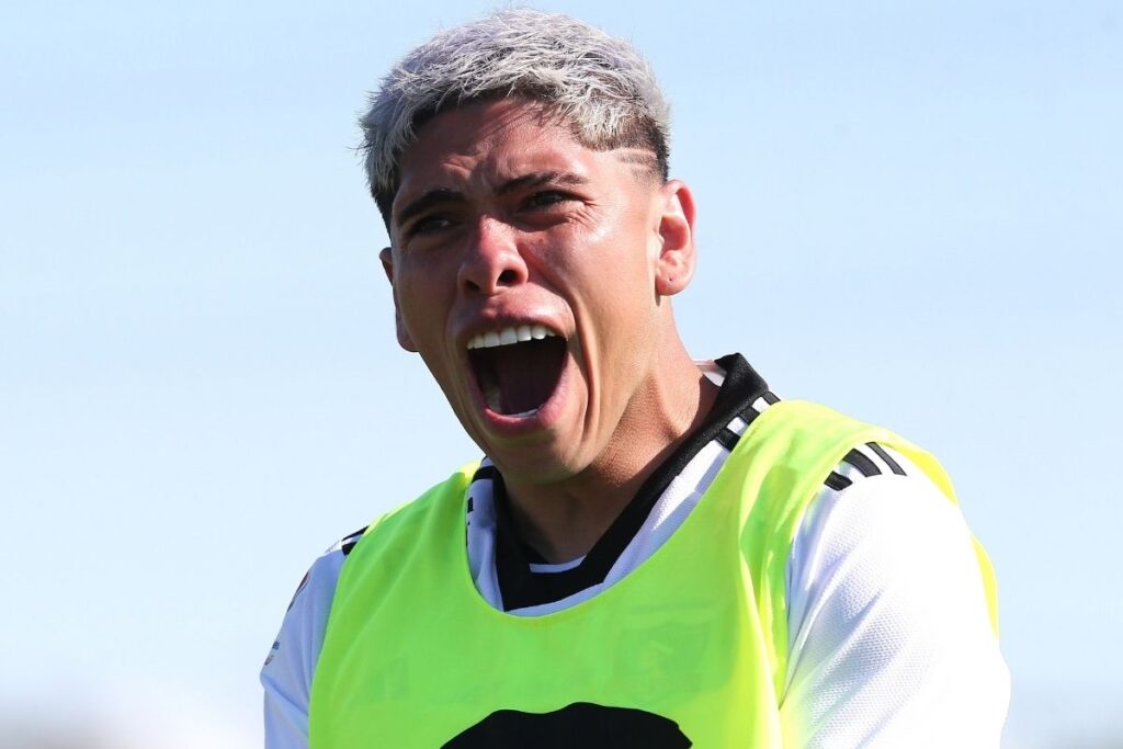 Primer plano a Carlos Palacios celebrando un triunfo de Colo-Colo.