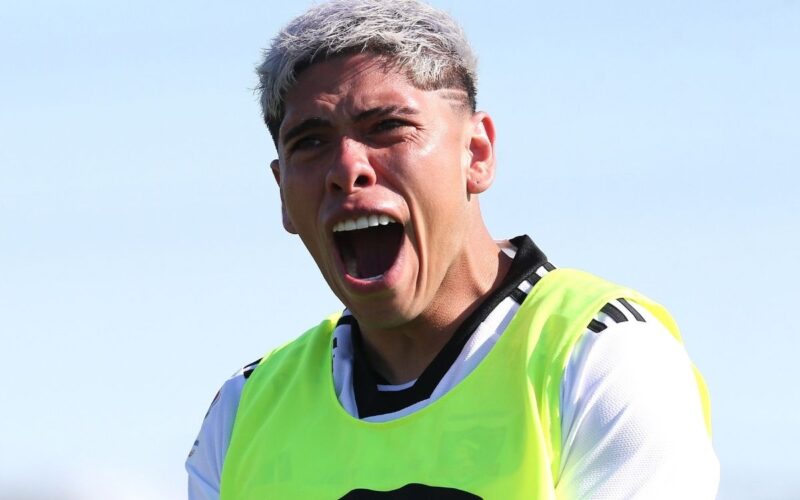 Primer plano a Carlos Palacios celebrando un triunfo de Colo-Colo.