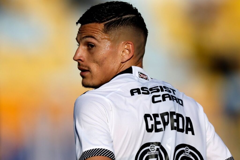 Lucas Cepeda desde un costado con la polera de Colo-Colo.