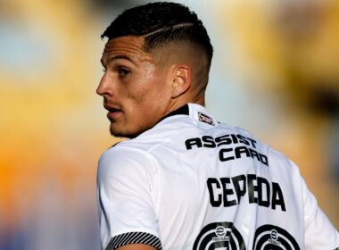 Lucas Cepeda desde un costado con la polera de Colo-Colo.