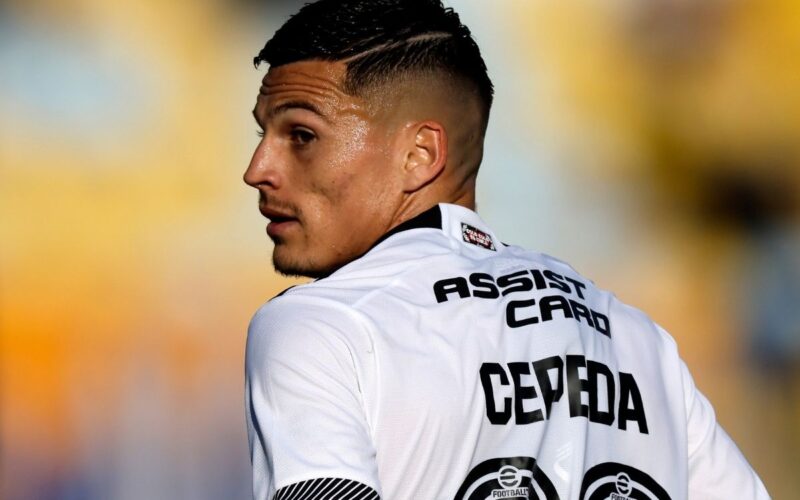 Lucas Cepeda desde un costado con la polera de Colo-Colo.