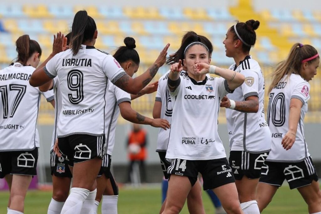 Javiera Grez y las jugadoras de Colo-Colo celebrando un gol en el Estadio Sausalito.
