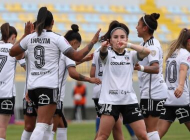 Javiera Grez y las jugadoras de Colo-Colo celebrando un gol en el Estadio Sausalito.