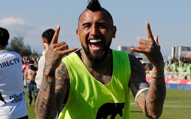 Primer plano a Arturo Vidal sonriendo y saludando a la cámara.