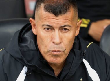 Primer plano a Jorge Almirón en el banco de suplentes.