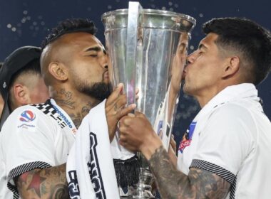 Arturo Vidal y Esteban Pavez besando la copa de Primera División del fútbol chileno.