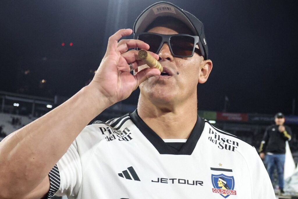 Jorge Almirón fumando un habano durante la celebración de Colo-Colo.