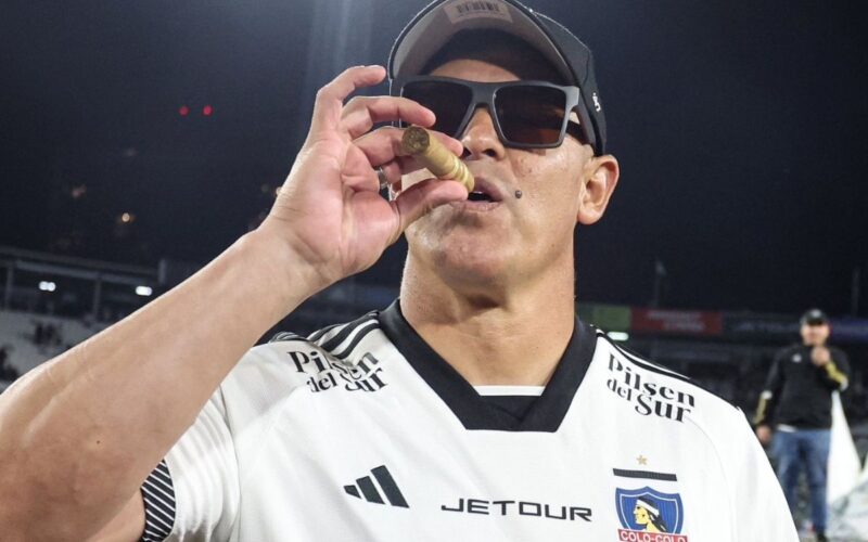 Jorge Almirón fumando un habano durante la celebración de Colo-Colo.