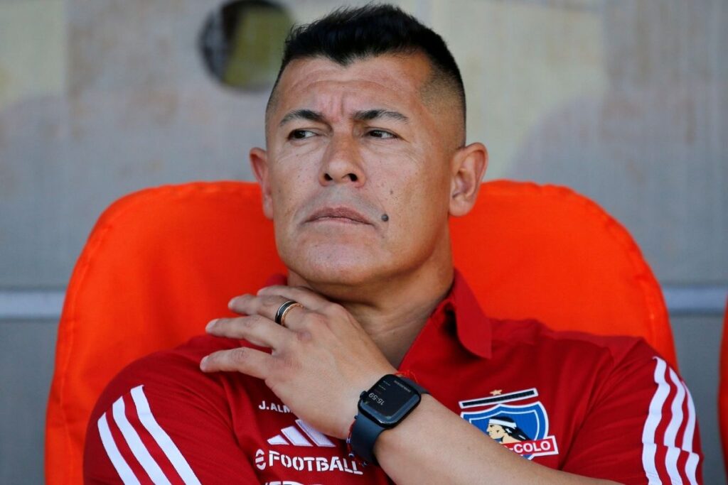 Primer plano a Jorge Almirón en un banco de suplentes.