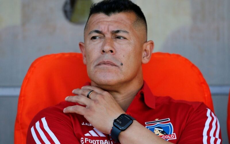 Primer plano a Jorge Almirón en un banco de suplentes.