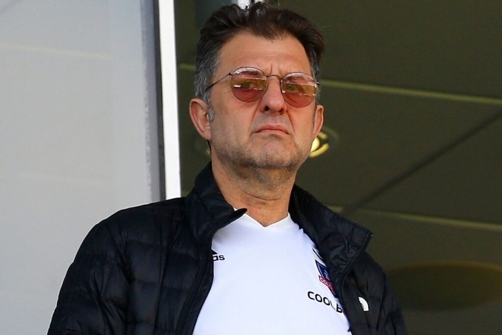 Primer plano a Aníbal Mosa con indumentaria de Colo-Colo.