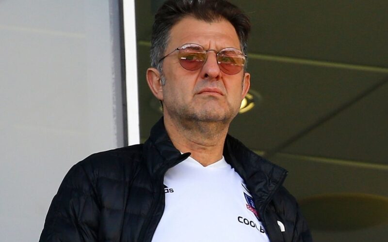 Primer plano a Aníbal Mosa con indumentaria de Colo-Colo.