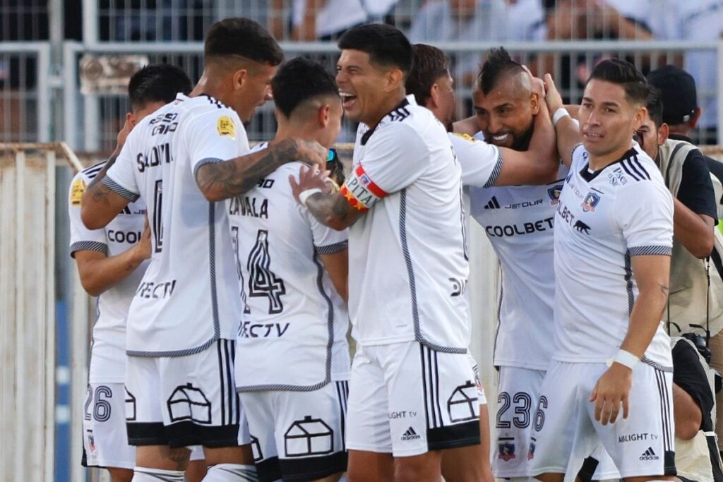 Jugadores de Colo-Colo reunidos celebrando un gol en la Supercopa frente a Huachipato.