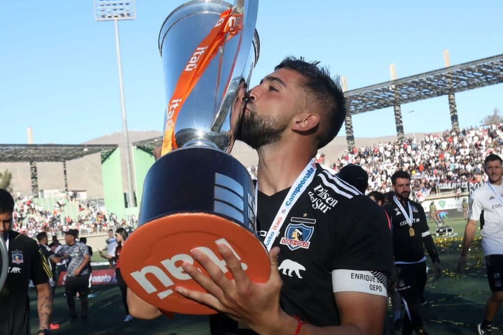Primer plano a Emiliano Amor besando el Huemul de Plata.