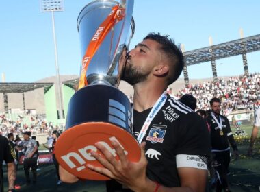 Primer plano a Emiliano Amor besando el Huemul de Plata.