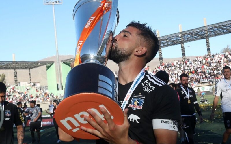 Primer plano a Emiliano Amor besando el Huemul de Plata.