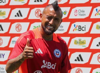 Primer plano a Arturo Vidal con la camiseta de la Selección Chilena.