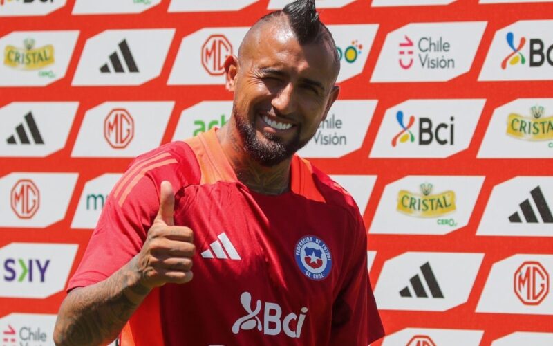Primer plano a Arturo Vidal con la camiseta de la Selección Chilena.
