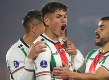 Primer plano a Iván Román celebrando un gol con la camiseta de Palestino.