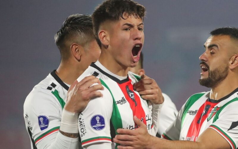 Primer plano a Iván Román celebrando un gol con la camiseta de Palestino.