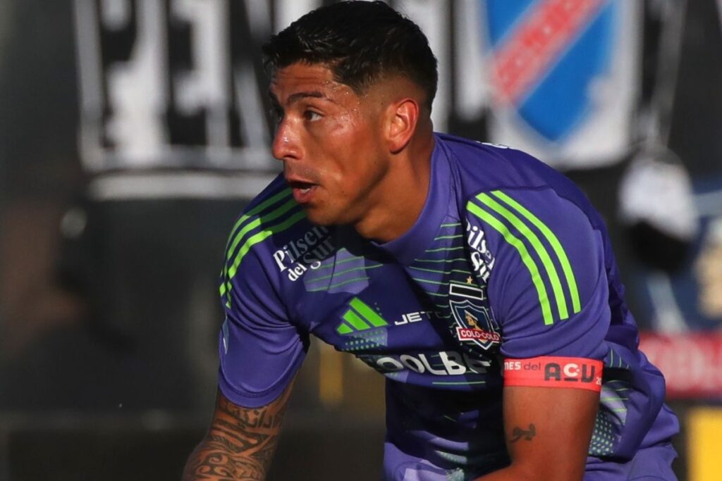 Primer plano a Brayan Cortés con la camiseta morada de Colo-Colo.