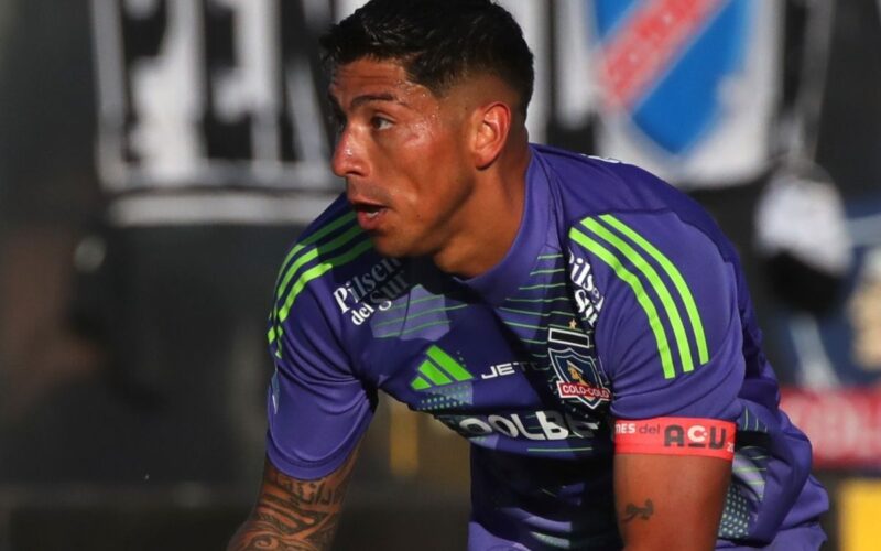 Primer plano a Brayan Cortés con la camiseta morada de Colo-Colo.