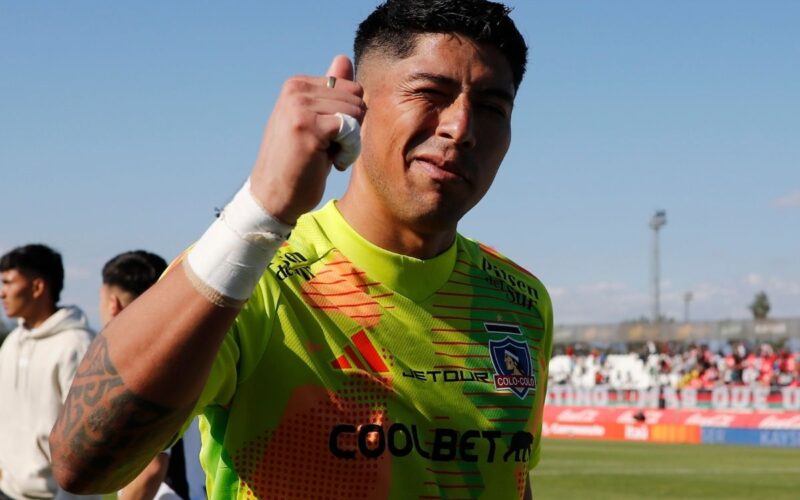 Primer plano a Brayan Cortés con la camiseta de Colo-Colo.