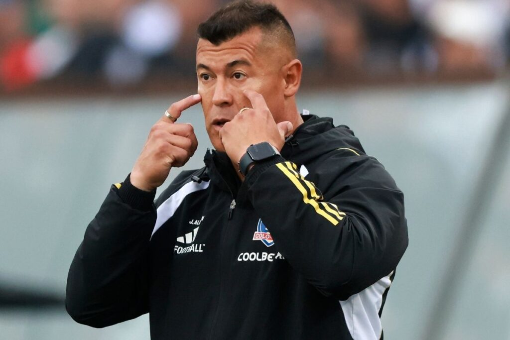 Primer plano a Jorge Almirón durante un partido de Colo-Colo.