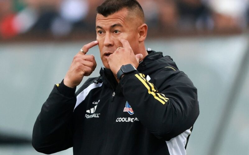 Primer plano a Jorge Almirón durante un partido de Colo-Colo.