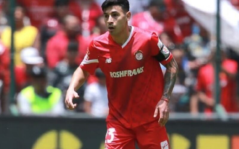 Primer plano a Claudio Baeza con la camiseta de Toluca.