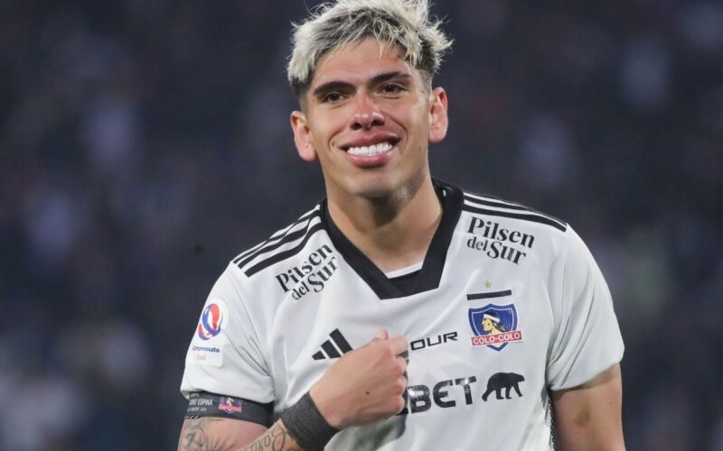 Primer plano a Carlos Palacios celebrando un gol con Colo-Colo.