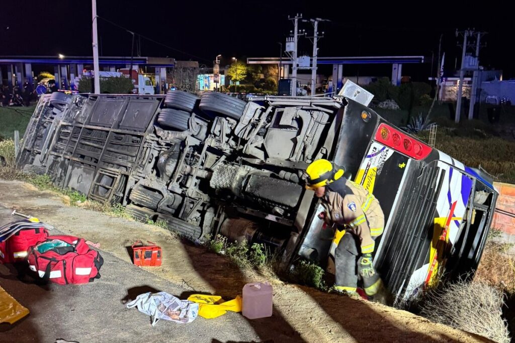 Bus volcado en ruta 5 Norte con hinchas de Colo-Colo.