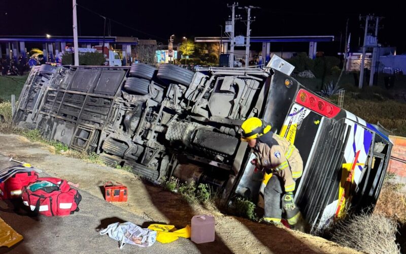 Bus volcado en ruta 5 Norte con hinchas de Colo-Colo.