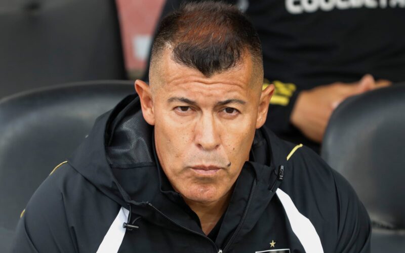 Primer plano a Jorge Almirón en el banco de suplentes de Colo-Colo.