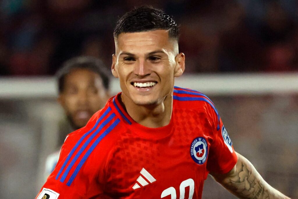 Primer plano a Lucas Cepeda celebrando un gol con la Selección Chilena.