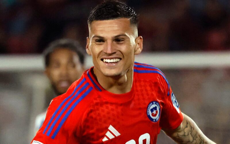 Primer plano a Lucas Cepeda celebrando un gol con la Selección Chilena.