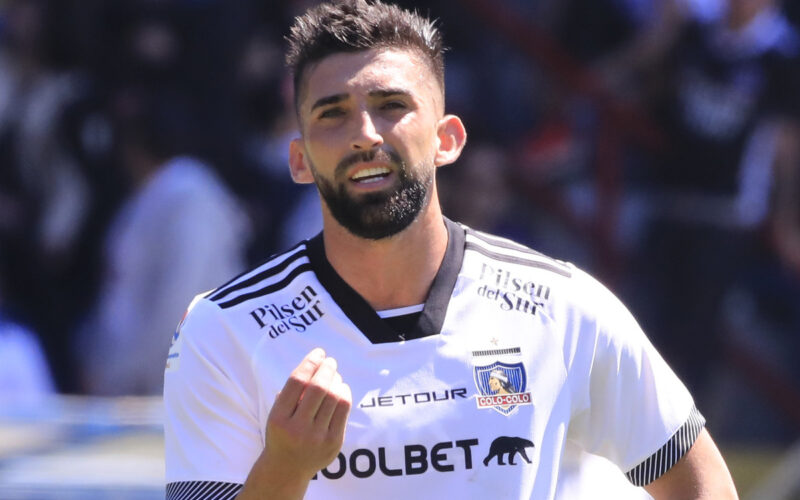Emiliano Amor con camiseta de Colo-Colo.