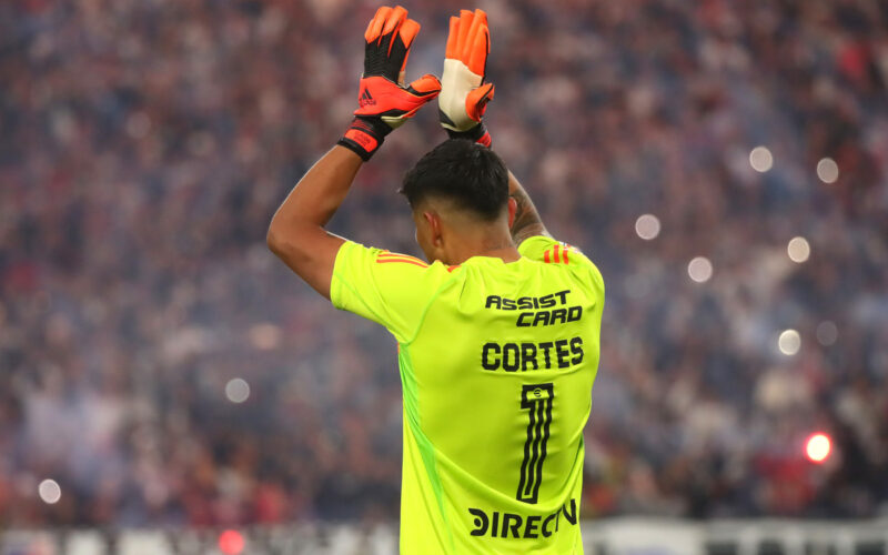 Brayan Cortés aplaudiendo.