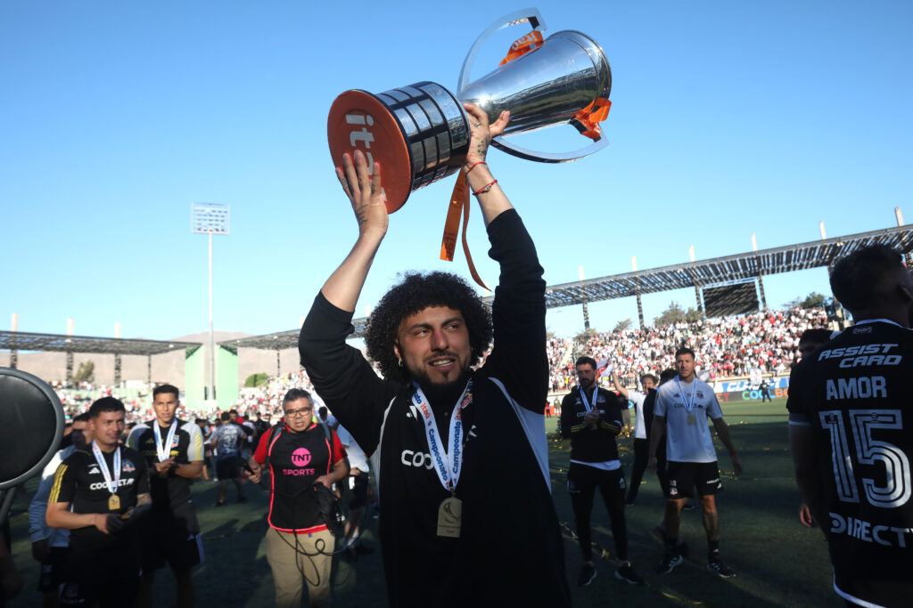 Futbol, Deportes Copiapo vs Colo Colo.
Fecha 30, Campeonato Nacional 2024.
El jugador de Colo Colo Maximiliano Falcon celebra con la copa la victoria contra  de  Deportes Copiapo durante el partido de primera division disputado en el estadio Luis Valenzuela en Copiapo, Chile.
10/11/2024
Javier Salvo/Photosport

Football, Deportes Copiapo vs Colo Colo
30th turn, 2024 National Championship.
Colo Colo«s player Maximiliano Falcon celebrate victory with the cup against  of  Deportes Copiapo during the first division match held at the Luis Valenzuela stadium in Copiapo, Chile.
10/11/2024
Javier Salvo/Photosport