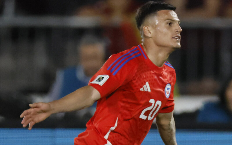 Primer plano a Lucas Cepeda celebrando un gol con la Selección Chilena.
